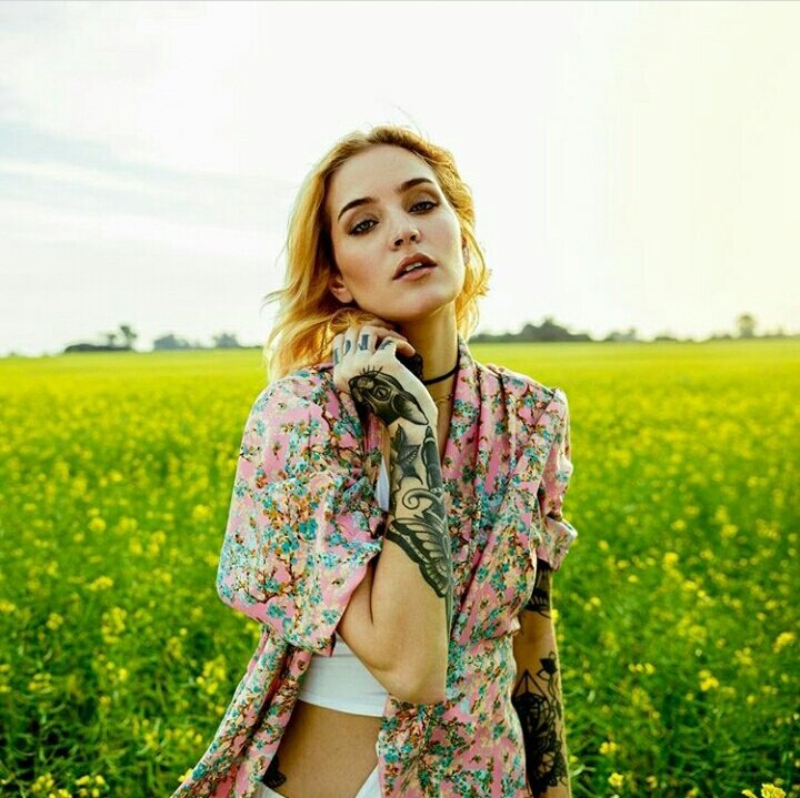 Tengo ganas de besar y de que me besen y de algo más...