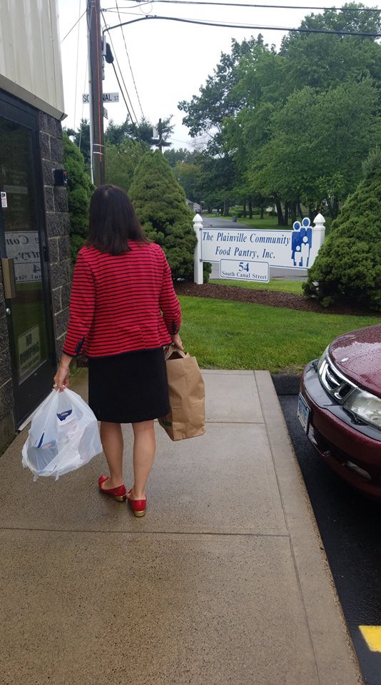 MaryGlassman's tweet photo. We also stopped at the Plainville Community Food Pantry with more donations. SNAP serves 41,000 households in the 5th CD, and in Congress, I’ll oppose any measures to cut SNAP benefits or create new barriers to free and reduced lunches in schools.
#PlainvilleCT #MaryOnTheMove https://t.co/B1pFocEqTg