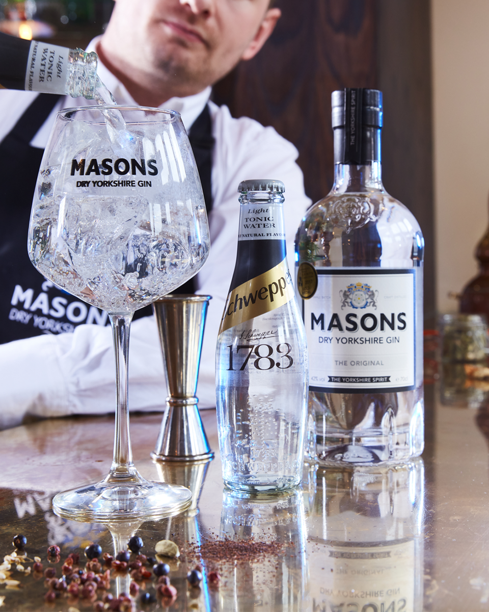 A distinctly unique gin from North Yorkshire, @masonsgin is crafted with a traditional, slow distillation method, pure Yorkshire water and a secret botanical ratio 👌🍸#UltimateMixer #Schweppes1783