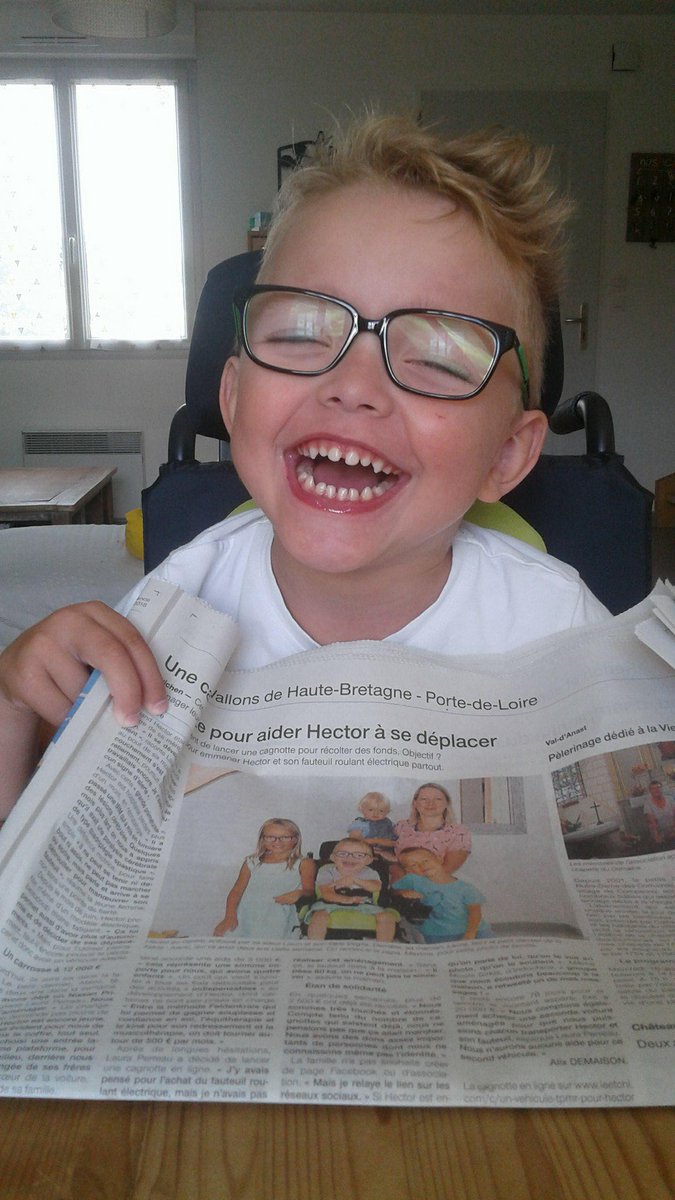 Lecture de l'article de @ouestfrance35 à Hector, il est très content d'être dans le journal et qu'on parle de son fauteuil. Maintenant on espère des dons #article #presse #ouestfrance leetchi.com/c/un-vehicule-…