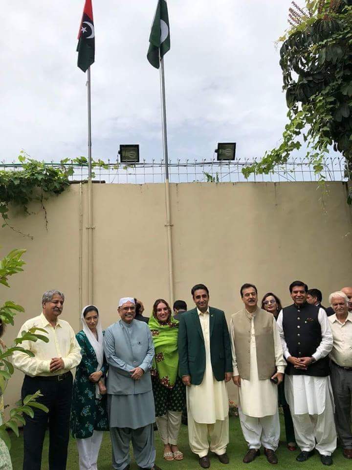 zahidamalikawa1's tweet photo. Hoisting of Flag on #71IndependenceDay by our great leadership 😍
اے ارض وطن گواہ رہنا کہ ہر طرح کی سازشوں،دھاندلیوں،ادارہ جاتی دھمکیوں کے باوجود ہم نے تیرے ہر دن کو سینے سے لگا کر چوما ہے!! اور یقیناً یہ ظرف صرف پیپلزپارٹی کی قیادت کے پاس ہے! جئے بھٹو جئے 🇵🇰🇵🇰🎂🇵🇰عوام https://t.co/T80OjfMgis