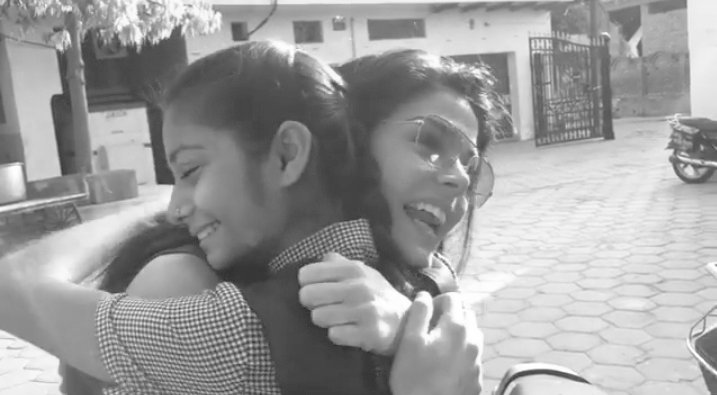 She is Marie Avgeropoulos. This person; solidary, activist, excellent person.
Concentrate on this ...