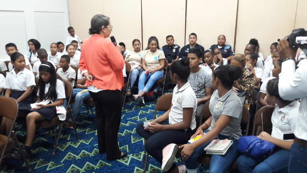 #Panamá Estamos en la Feria Internacional del Libro!!! desarrollando un Taller para la Prevención de la Violencia en el Noviazgo con alrededor de 100 jóvenes de #Yosoycurundu y la Unidad Preventiva Comunitaria.

#FILPanamá #SaludAdolescente #NoalaViolencia #empoderamientojoven