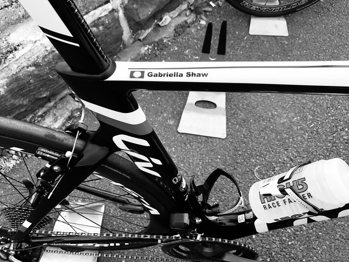 Thanks @NamesOnFrames for the teams great name stickers 👌🇬🇧 #namesonframes