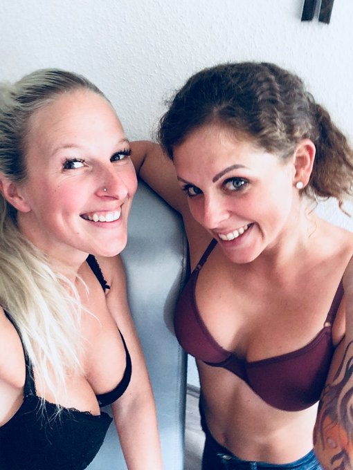 Hallo ihr s&uuml;&szlig;en. Gerade mit @SweetlunaMDH Kaffee getrunken. Ein gaaaaanz s&uuml;&szlig;e, h&uuml;bsche Maus. Sie ist<a class="tags" target="_blank" title="On Twitter" href="/?out=eyJ0eXAiOiJKV1QiLCJhbGciOiJIUzUxMiJ9.eyJpYXQiOjE3MjA4NTc5MjgsImlzcyI6InR3cG9ybnN0YXJzLmNvbSIsIm5iZiI6MTcyMDg1NzkyOCwiZXhwIjoxNzUyMzkzOTI4LCJyZWRpcmVjdF91cmwiOiJodHRwczovL3R3aXR0ZXIuY29tL1N3ZWV0bHVuYU1ESCJ9.f4_y77grTk6GcOFCIH3TfviU27aL60u08Zqgb99cj6TleSU-wbIFtMAjSBUMM6NRqU0e-nwPv6K1tokMLO5ajw">@SweetlunaMDH</a><a href="/tag/sexy"class="tags"><span>#sexy</span></a><a href="/tag/videos"class="tags"><span>#videos</span></a><a href="/tag/webcamgirls"class="tags"><span>#webcamgirls</span></a><a href="/tag/lesbo"class="tags"><span>#lesbo</span></a><a href="/tag/camangel"class="tags"><span>#camangel</span></a>