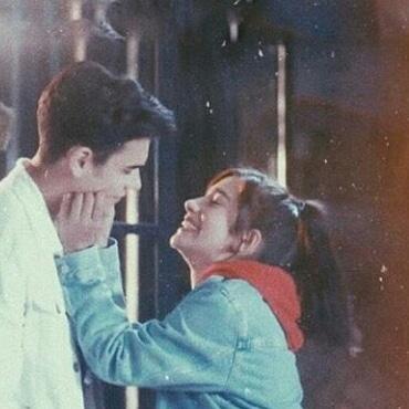 "Yanarım yanarım tutuşur yanarım kül olurum savrulur denizle yağmurlara karışır..." BirŞarkı AlYap