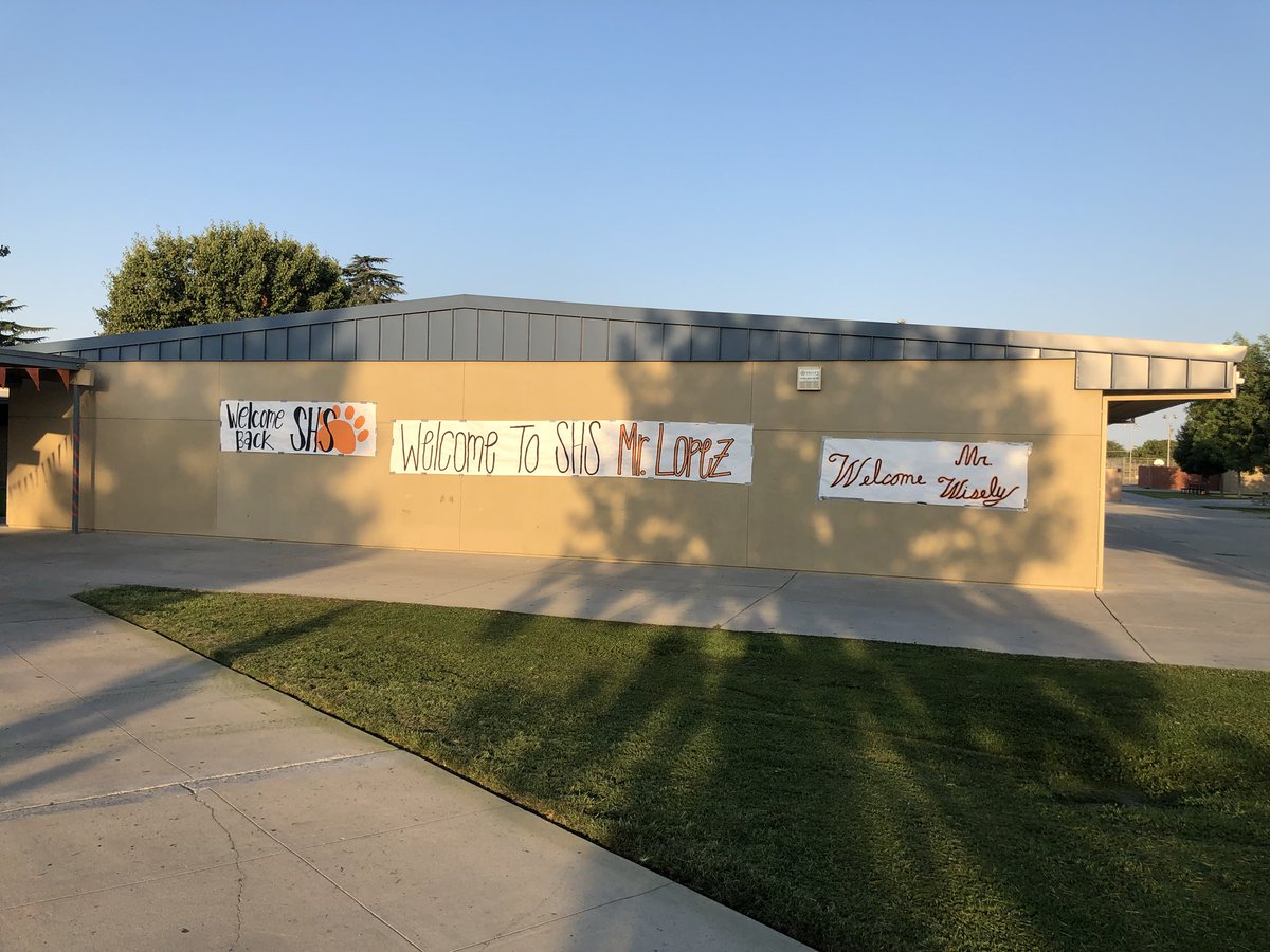 PausdEdServices's tweet image. Welcoming our students on our first day back. Here’s to a great year! #Bearnation #Stayshungry #SHSstrong