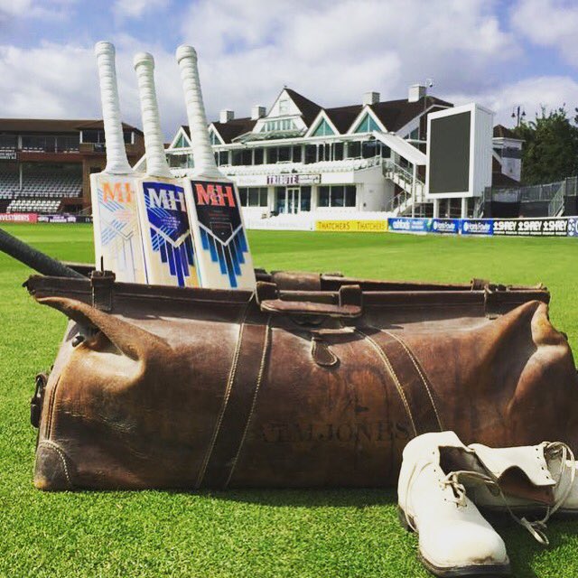 Old &amp; new... Our #LimitedEdition Amplus, Harlequin and Solution #cricketbats meet old school cool! 👌