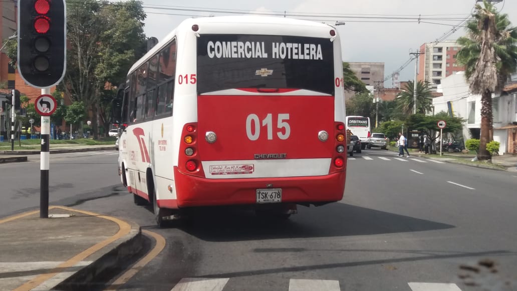 soymalala's tweet photo. ¿Será que este amiguito conductor de bus es daltónico? Parece que no vio el semáforo en rojo #SaposConOrgullo 🐸 https://t.co/kwA23WLglM