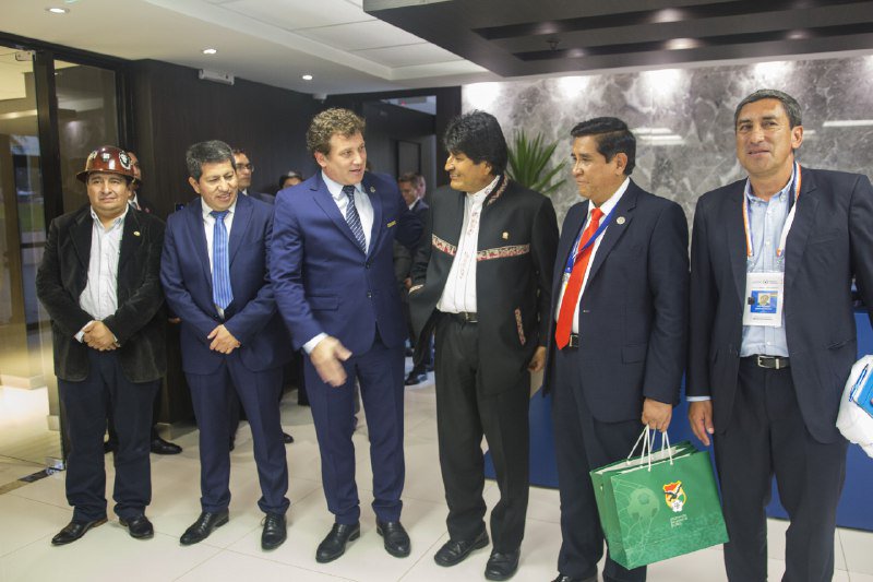 Nos reunimos en #Asunción con Alejandro Domínguez, presidente de la <a href="/CONMEBOL/">CONMEBOL.com</a>, junto al presidente de la Federación Boliviana de Fútbol, César Salinas. Saludamos las gestiones de la FBF, y estamos contentos de que en 2019 #Bolivia sea sede del Campeonato Sudamericano Sub 15.