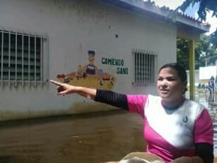 Circuito08's tweet photo. Directora de Zona Educativa Sheila Saavedra en el refugio de la EBN Buena  Vista. Gracias por los donativos @sheieduc @RosangelaOrozco https://t.co/rnRqOgf7ZY