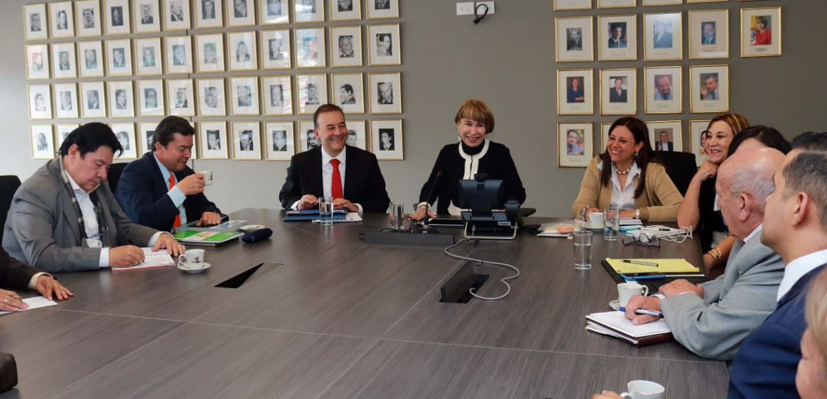 MintrabajoCol's tweet photo. La ministra del Trabajo, @AliciaArango se reúne con las centrales obreras, a las cuales invitó a trabajar mancomunadamente con los empresarios del país, teniendo como base el diálogo social y la concertación en beneficio de los trabajadores colombianos. https://t.co/FWpIya41Zh