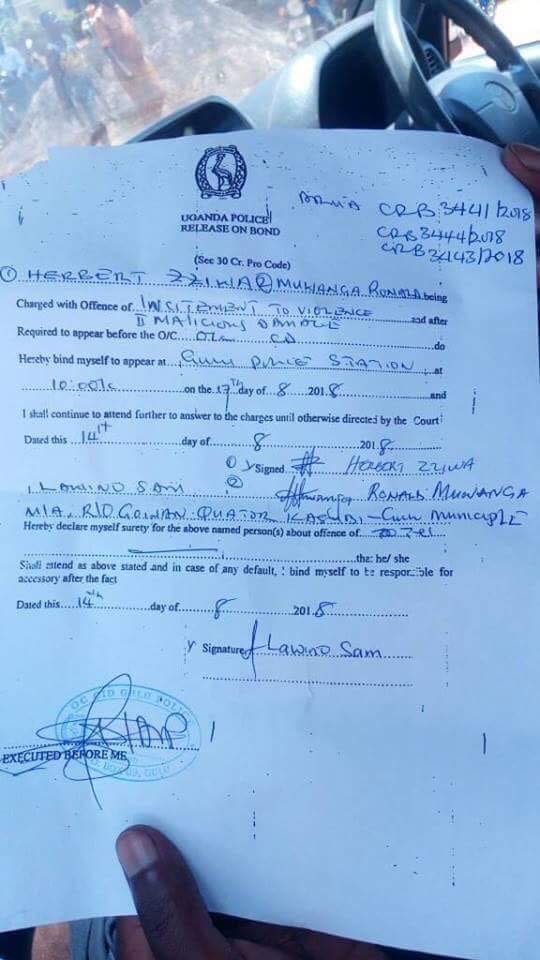 Ougasam's tweet photo. Uganda police arrests @ntvuganda  journalist Zziwa Herbert while reporting live, detain him then charged him for "inciting violence &amp; malicious damage."

#PoliceBrutality https://t.co/mzwRHU19rK