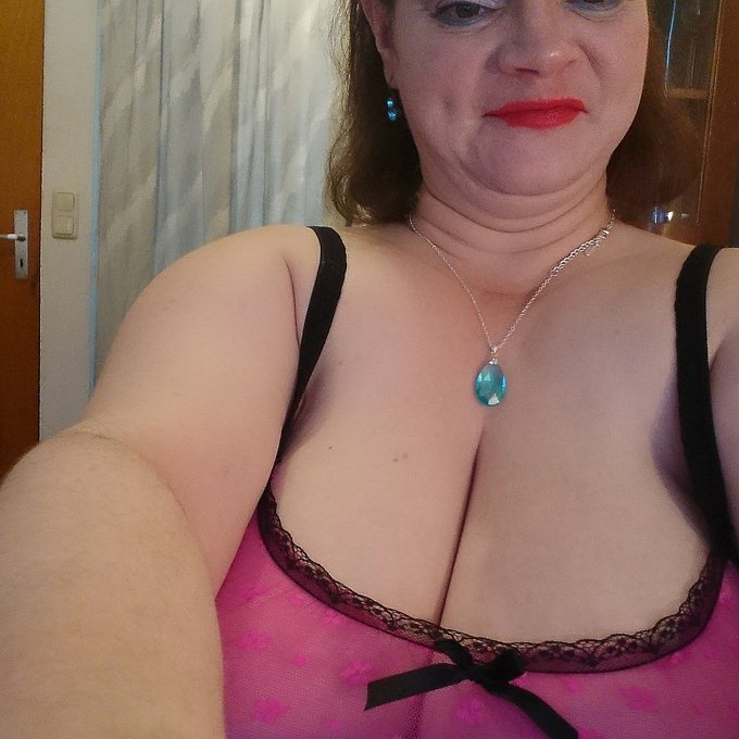 Jetzt live im Chat bei zuhause. com 😘 Besuche mich im Chat und lass uns Spa&szlig; haben. Freue mich auf Dich<a href="/tag/chat"class="tags"><span>#chat</span></a><a href="/tag/bigboobs"class="tags"><span>#bigboobs</span></a>