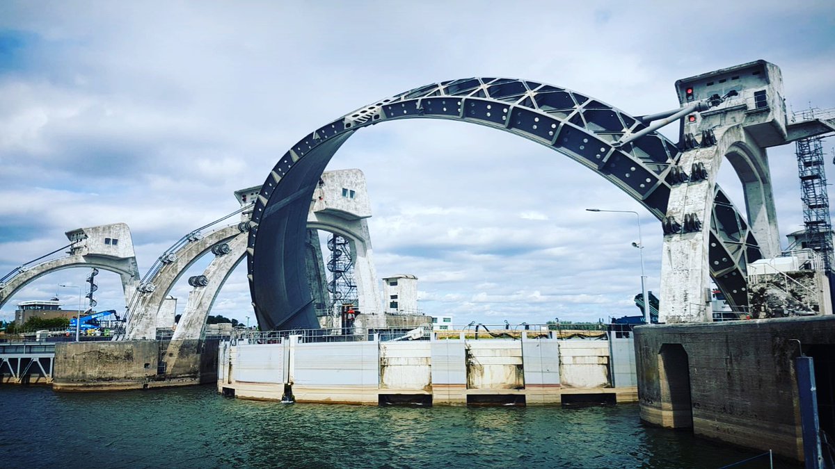 Solidd_StStruc's tweet photo. Nieuwe #vizierschuif staat er prachtig bij! #RSN #Amerongen. Tijdelijk Keermiddel kan bijna weg! #SOLIDDSteelStructures #staal #constructies #sumar #bruggen #kranen #machinaalbewerken #noodbruggen #offshore_onderdelen #sluizen #stuwen #bruggenbouwers #staalwerk #mooiwerk https://t.co/jjMri6Bk22