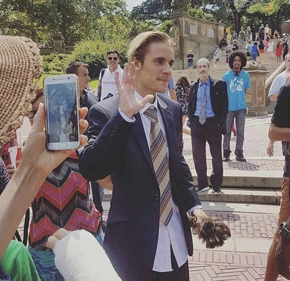 rickthejizzler's tweet photo. OMG ITS HAPPENING GUYS !!! HES WEARING A SUIT !! THATS NO JOKE !!! HES REALLY WEARING A SUIT !!! 🗣🗣🗣 https://t.co/RS5wnlCnpi
