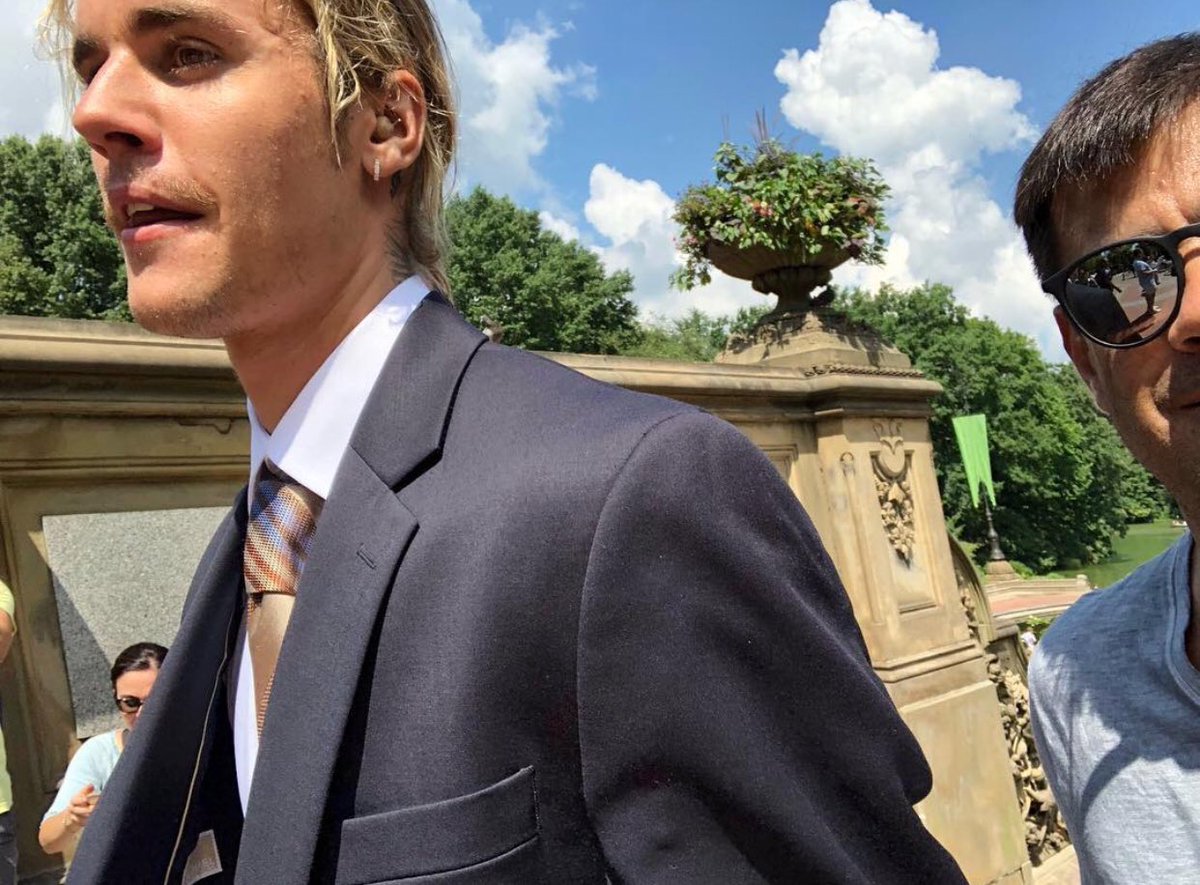 rickthejizzler's tweet photo. OMG ITS HAPPENING GUYS !!! HES WEARING A SUIT !! THATS NO JOKE !!! HES REALLY WEARING A SUIT !!! 🗣🗣🗣 https://t.co/RS5wnlCnpi