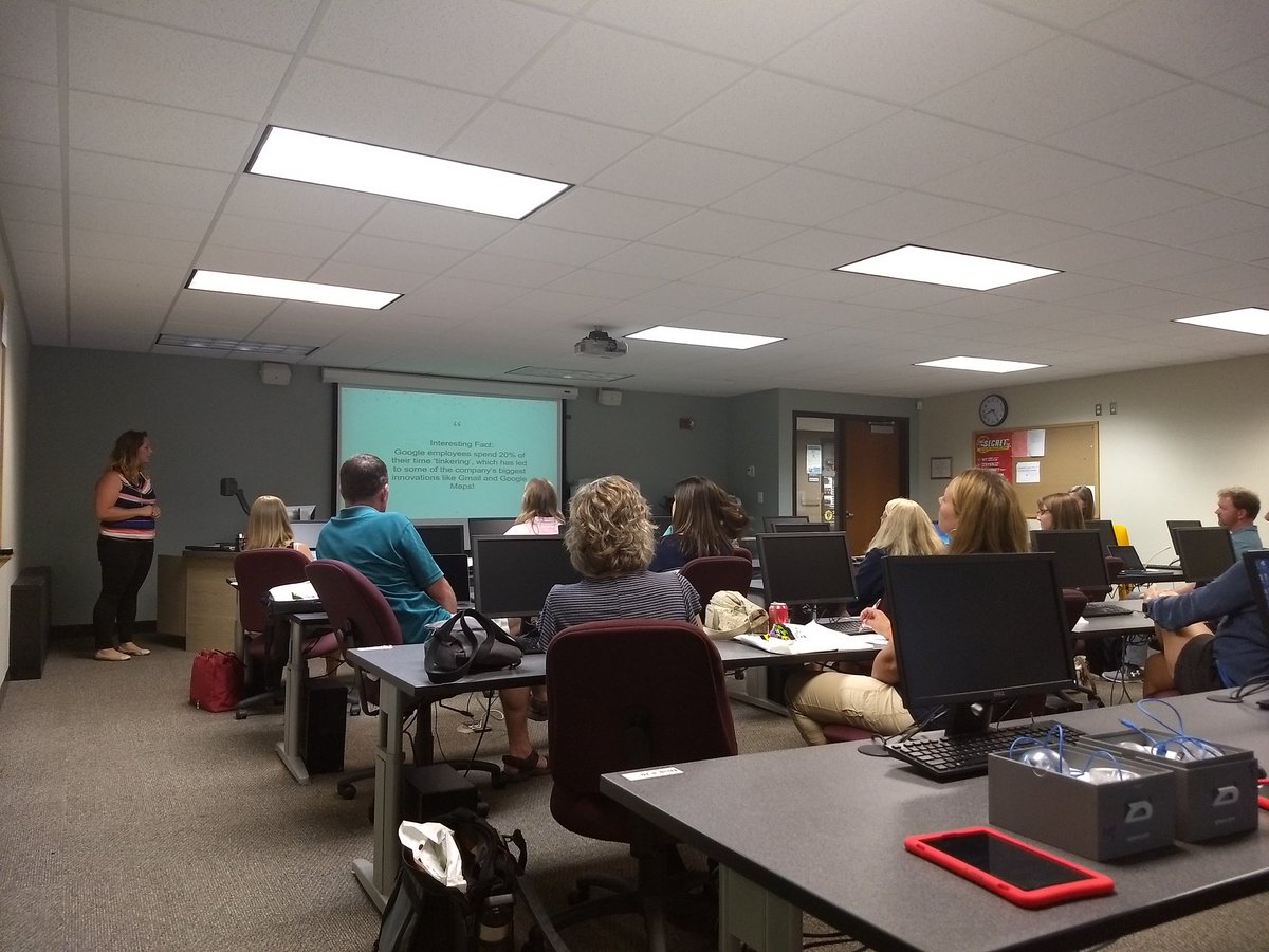Teach_MrsB's tweet photo. Standing room only for @AltmansArt breakout session at #hset18 if you're not here, you're missing out. #teachermom #shespartsuperhero #iwanttobeherwhenogrowup https://t.co/Va9t25rSt0