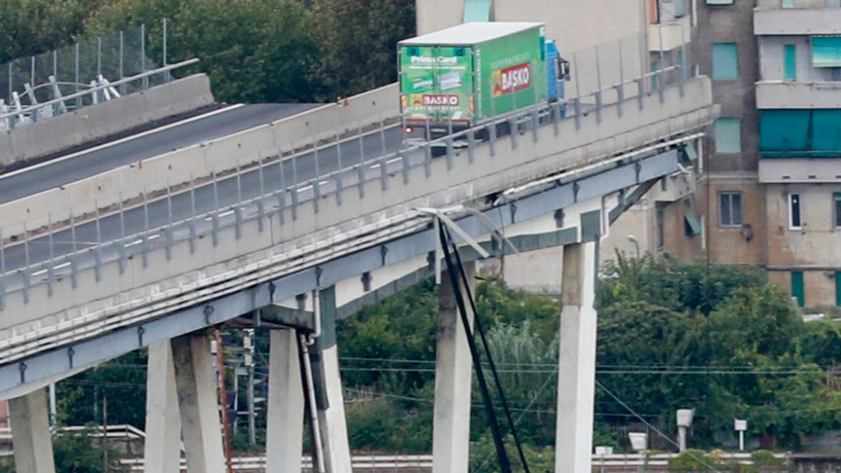 welt's tweet photo. Eingestürzte Genua-Brücke: So geht es dem Lkw-Fahrer, der im letzten Moment stoppen konnte https://t.co/zoykUcxaYu https://t.co/t2Rz58VXiP