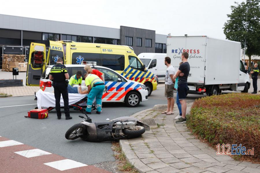 🚨 Scooterrijdster gewond bij aanrijding met auto in #Ede 112.press/QftM8t 112Ede https://t.co/9V0737Iwb7