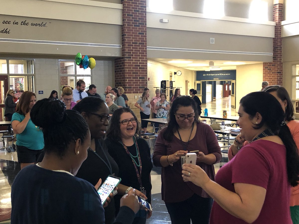 edtech_ology's tweet image. #DLPcoaching kickoff for Year 2! @CSMS_Huskies are ready to impact student learning! Thrilled to be swarmed by teachers wanting to sign up...new and repeaters! #TimeToGetStarted!