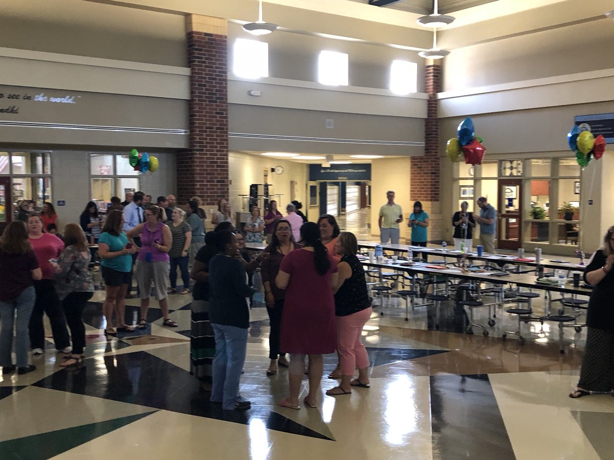 edtech_ology's tweet image. #DLPcoaching kickoff for Year 2! @CSMS_Huskies are ready to impact student learning! Thrilled to be swarmed by teachers wanting to sign up...new and repeaters! #TimeToGetStarted!