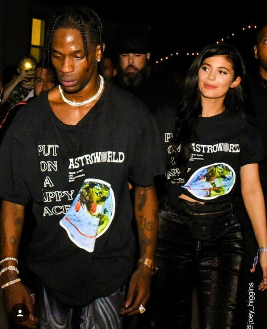 Phantom09315905's tweet photo. The t-shirt says put on a happy face but just look at travis😂😂 https://t.co/ZjWyf6M1xf
