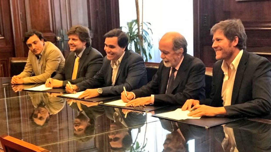 Pablorodrigue's tweet photo. ✍️ Firmamos un convenio de cooperación entre el Banco Nación, @BA_Produccion, @opds_gba
y @adelaguaBA. Aunamos esfuerzos para fomentar el desarrollo productivo y tecnológico sostenible de las #Pymes. https://t.co/0UFk49dUZe