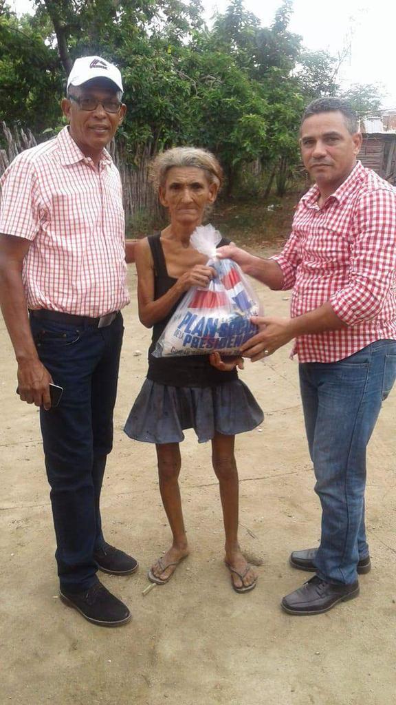 SDEFRENTE's tweet photo. Debemos de entregar a diario esta rasión alimenticia para que esta señora no se vea tan bajita de peso. @DaniloMedina @PresidenciaRD @nieves_rd @z101digital debemos cambiar la form de hacer politica.. https://t.co/2FdoPBjnvg