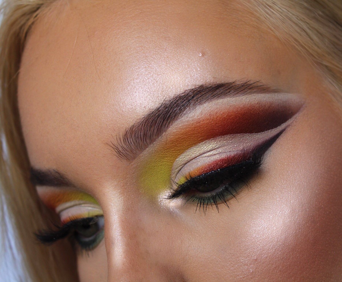 vickiciftci's tweet photo. Colourful cut crease
@MorpheBrushes @Jaclynhill palette 
@ABHcosmetics prism and subculture palettes 
@wetnwildbeauty blossom glow highlighter 😍 https://t.co/FT8hCDQaYd