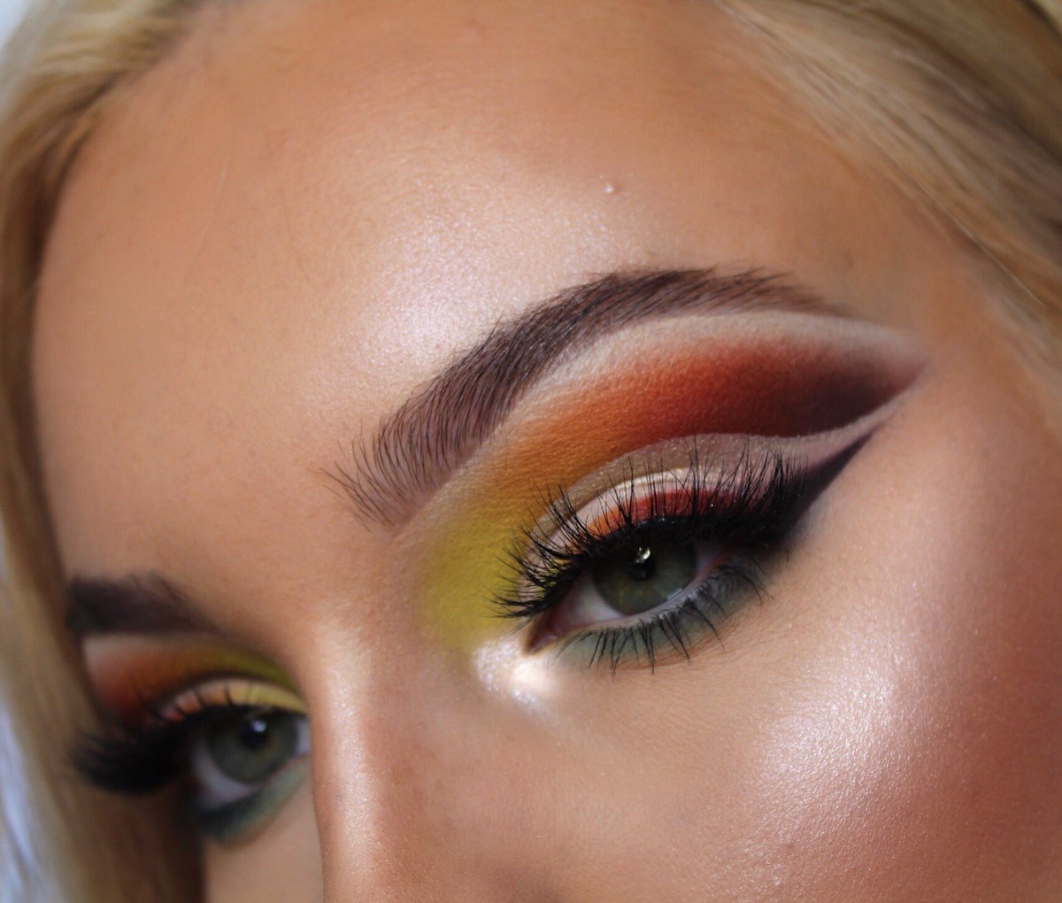 vickiciftci's tweet photo. Colourful cut crease
@MorpheBrushes @Jaclynhill palette 
@ABHcosmetics prism and subculture palettes 
@wetnwildbeauty blossom glow highlighter 😍 https://t.co/FT8hCDQaYd