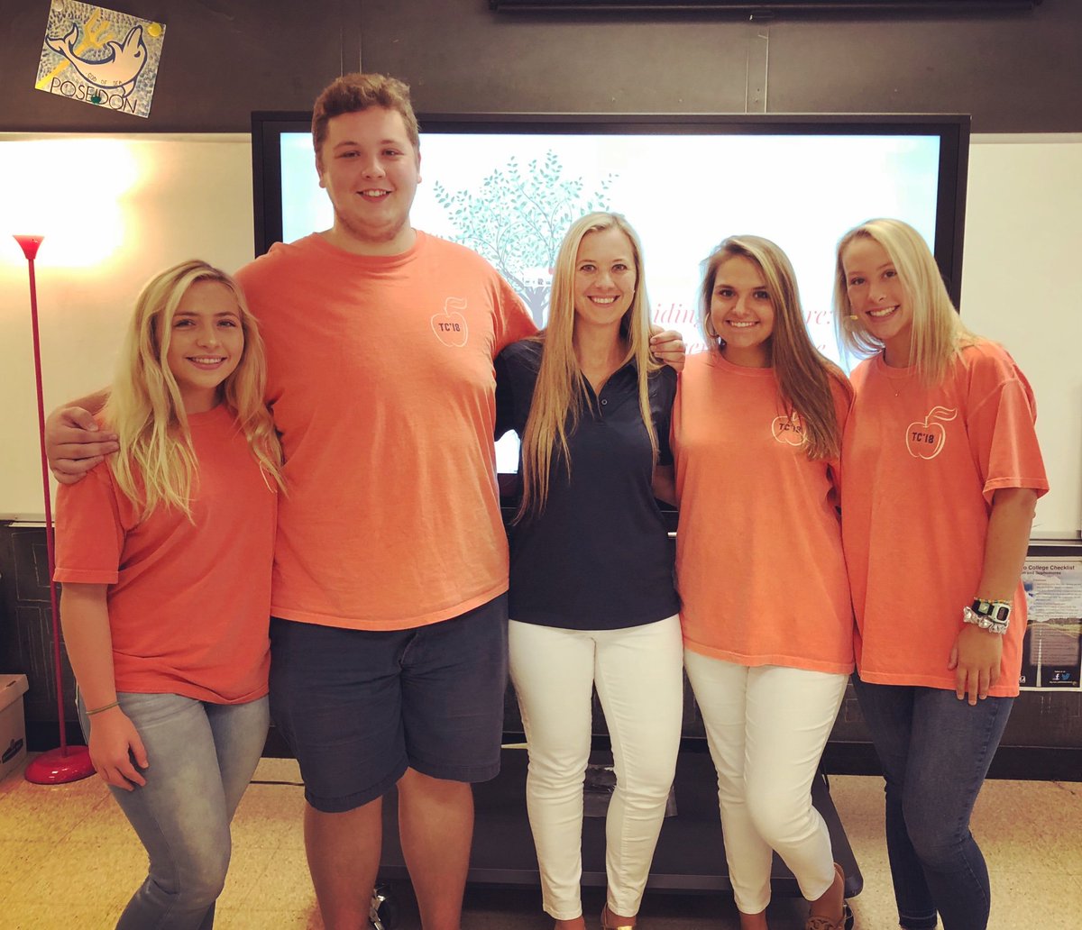 AREaton's tweet photo. Thanks to my former Teacher Cadets for helping with my presentation today at 7 Shares! Y’all are the best! #7shares #teachercadets #classof2018 https://t.co/x3o7HQ8qrM