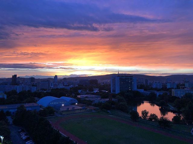 michalkotoc's tweet photo. #zapadslnka #slnko #sunset #vecer #evening #sky #obloha #farby #nofilter #city #mesto #bratislava #vyhlad #view #home #jazero #lake #rohlik #ruzinov #leto2018 #shotoniphone #shotoniphonex #insta_svk #instaslovak #instaslovakia #colours #krasa #beautiful … https://t.co/J92rBwHAKR https://t.co/HGRKjlcHVX