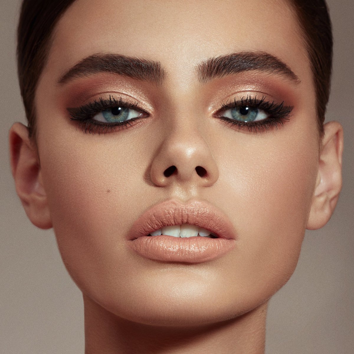SKKN's tweet photo. .@yaelshelbia wearing Crème Contour in Light/Medium, Powder Contour #3, Classic Palette &amp; Crème Lipstick in Peach 1. Shop the Classic Collection at https://t.co/32qaKbs5YG #KKWBEAUTY
Photo by @GregSwalesart 
Makeup by jessicasmalls
Hair by @nicMblais https://t.co/3KQxzHIsEU