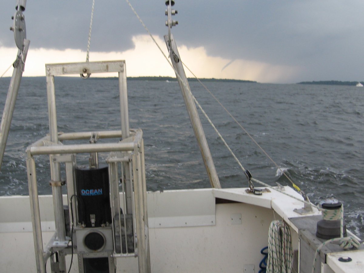 hi_em's tweet photo. 10 years ago today (!!) my fellow grad students and I saw a waterspout on #NarragansettBay during benthic monitoring fieldwork...
Thanks to #NBEP funding, this month the lab is revisiting all of those sites and I get to do the change analysis!
https://t.co/mKLB7C1v4d https://t.co/ADd8IerzBy