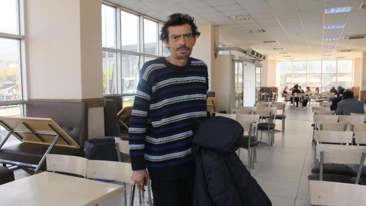 Manisa'da acil tıp uzmanı Hüseyin Ayılmazer, cilt kanseri nedeniyle tedavi gördüğü hastanenin bahçesindeki bankın üzerinde ölü bulundu. Ayılmazer, bir yıl önce geldiği Manisa'daki tedavisi sırasında kalacak yeri olmaması nedeniyle bugüne kadar hastane bahçesinde yaşadı.