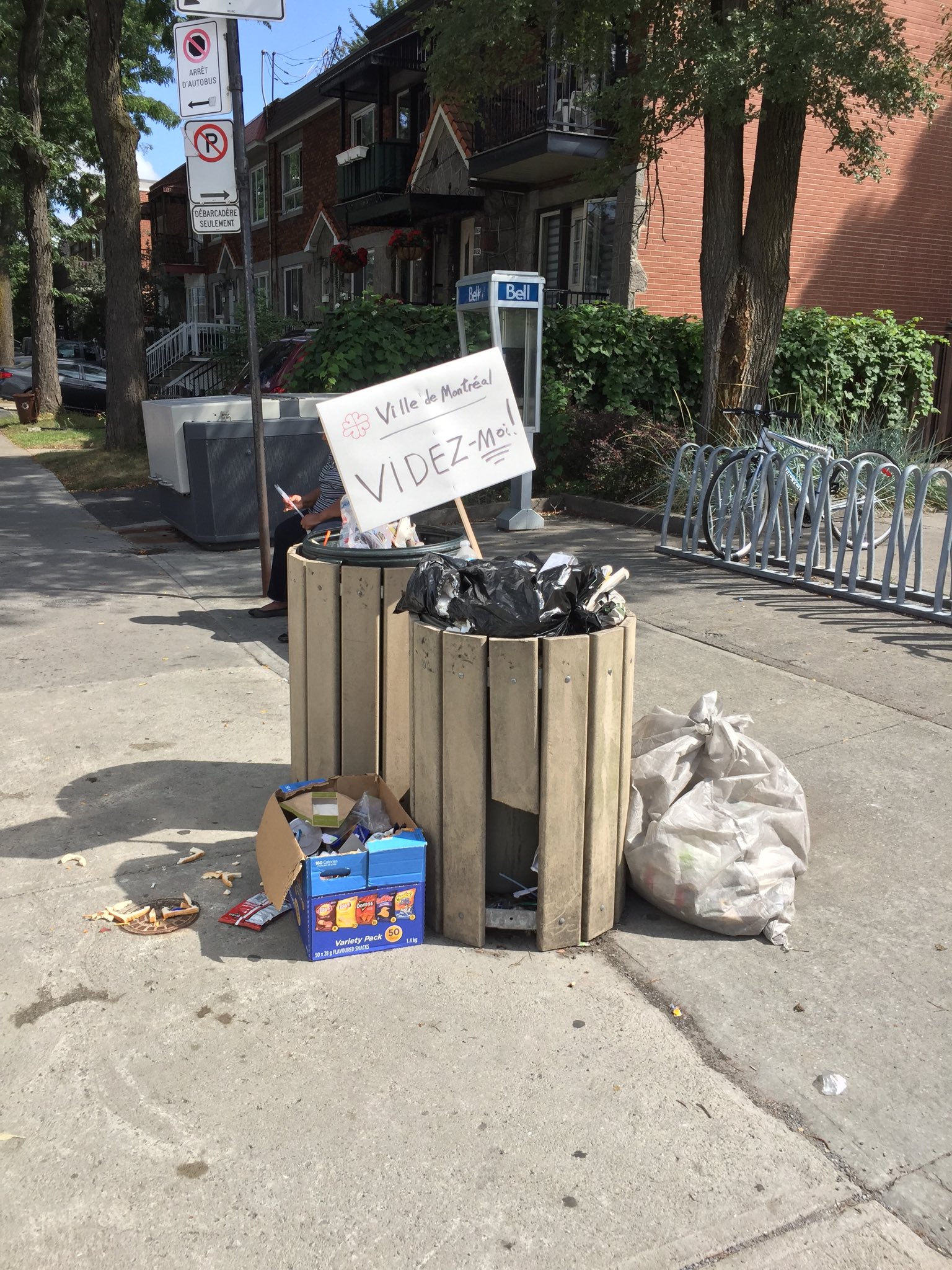 christianedesjardins on X: "#Ville de Montréal D'autres poubelles qui  débordent au métro Henri-Bourassa. https://t.co/rPsBlPQDrk" / X