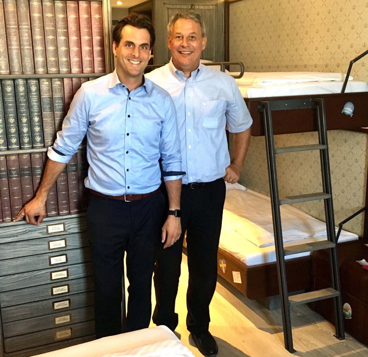 RolfWestermann's tweet photo. Kürzlich habe ich @ThomasMack_EP im Musterzimmer 8167 des künftigen Hotels Krønasår im @europa_park getroffen. Über seine gewaltigen Pläne mit der Wasserwelt #Rulantica berichtet die @AHGZde in der neuen Ausgabe am Freitag. #DerTagderEntscheidung https://t.co/DMT93A4aQS