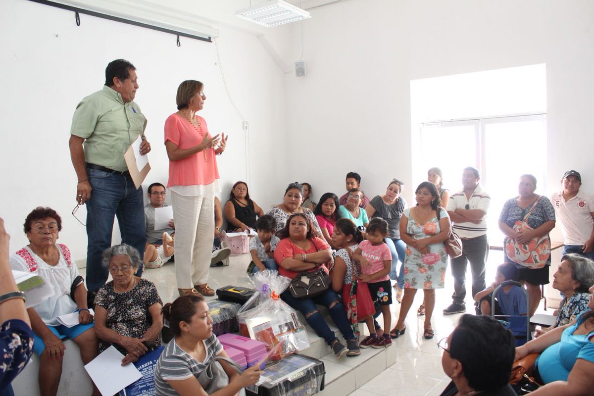 El día de hoy la Directora de Desarrollo Social <a href="/CarlotaStorey/">Charlotte Storey</a> entregó kits de herramientas para realizar diferentes oficios a familias meridanas con el fin de promover el autoempleo y así ayudarles a mejorar su calidad de vida. Hasta el último día #SeguimosTrabajando