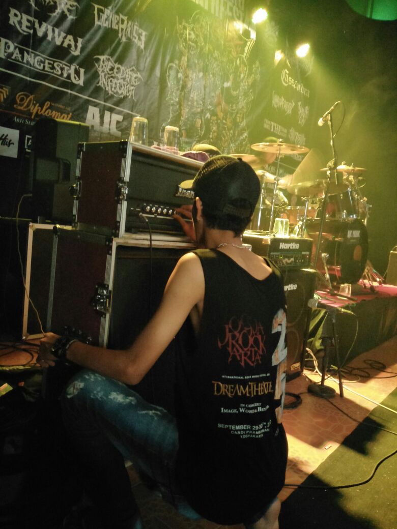 Mencari semut yg masuk di knob.saat di panggung😄