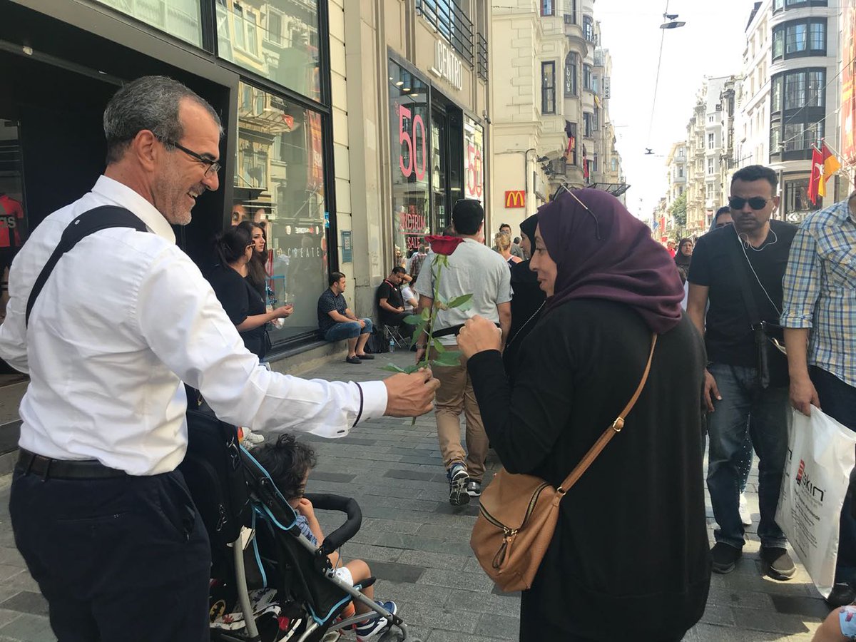 riemsam's tweet photo. بابا بحب المفاجآت دايماً ❤🌷

في زحام الحيّاة نحتاجُ وردةٌ بلا سببِ 🌷 https://t.co/36r4S8eCLO
