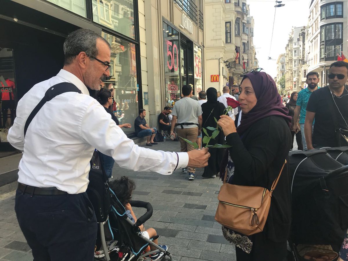 riemsam's tweet photo. بابا بحب المفاجآت دايماً ❤🌷

في زحام الحيّاة نحتاجُ وردةٌ بلا سببِ 🌷 https://t.co/36r4S8eCLO