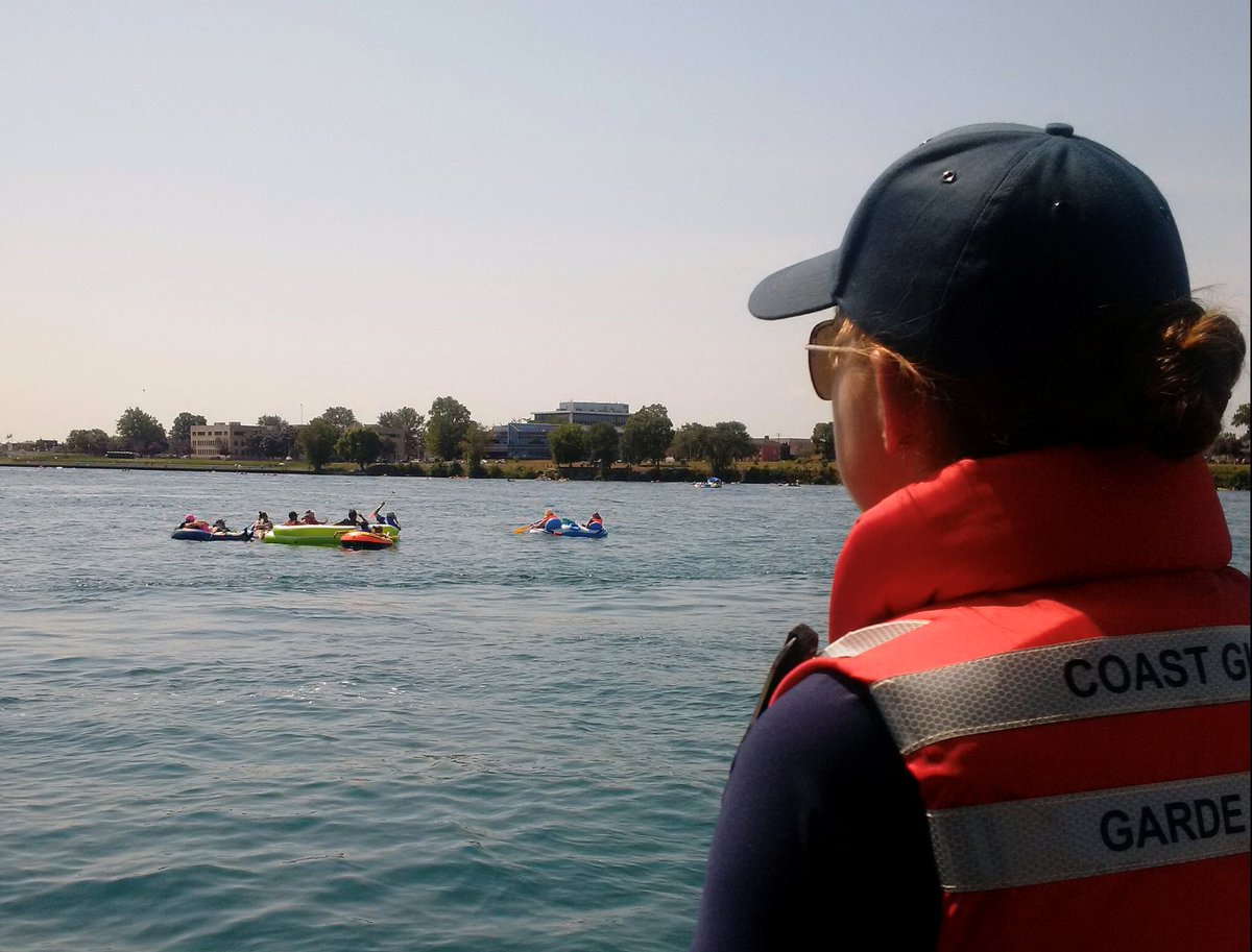 GardeCotiereCAN's tweet image. Les travailleurs des services d'urgence et les organismes d'application de la loi des deux côtés de la #RivièreSainteClaire travailleront ensemble pour assurer une réponse lors du #FloatDown de Port Huron. Si vous choisissez de participer, veuillez porter un gilet de sauvetage.