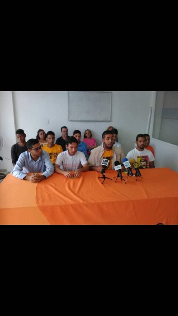 SanFelipeMPJ's tweet photo. @MUgas13 Dirigente regional de @Pr1meroJusticia Yaracuy da su apoyo al Dip @juanrequesens ante la persecución del régimen de Nicolás Maduro https://t.co/ziI0aBaTTS