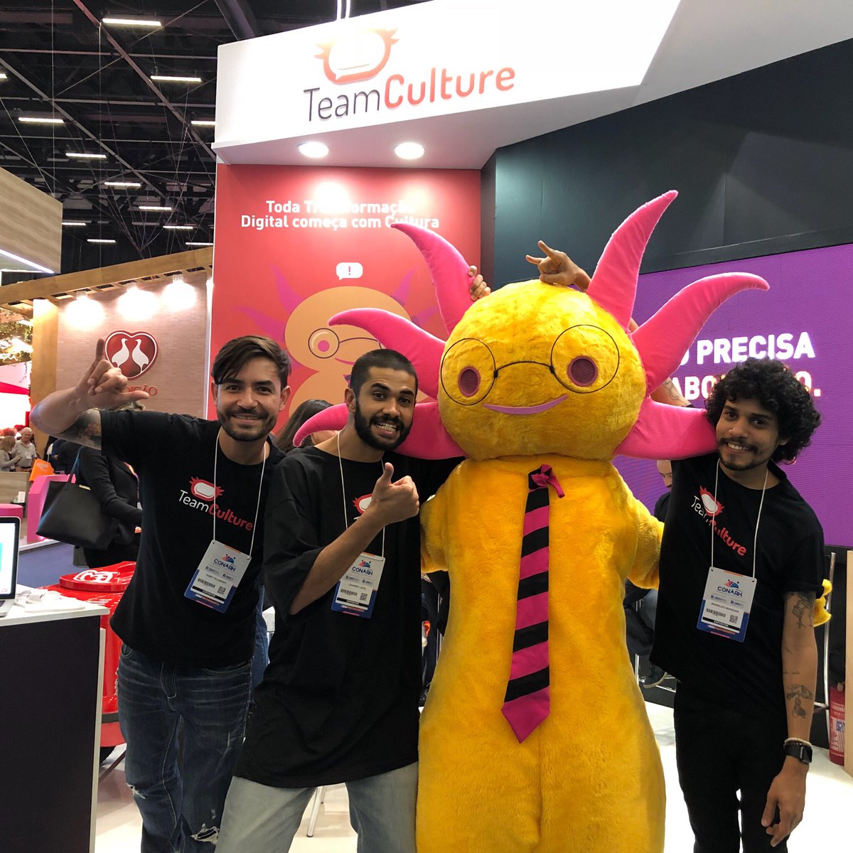 teamculture_br's tweet photo. Primeiro dia aqui no evento #CONARH2018. Venham conhecer nosso mascote Axel! 😉😄🙌 - #teamculture #cultura #equipe #engajamento https://t.co/R9BCSBj4Zb