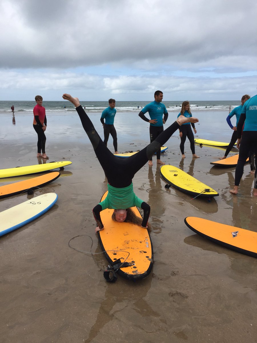 CampXL's tweet photo. Surfing life 🌊 🏄♂️🏄🏼♀️ 🌊 #campxlthebeach2018 #surferdudes #surferchicks #welovethewaves #handstandpro https://t.co/VhCXK3Vx1b