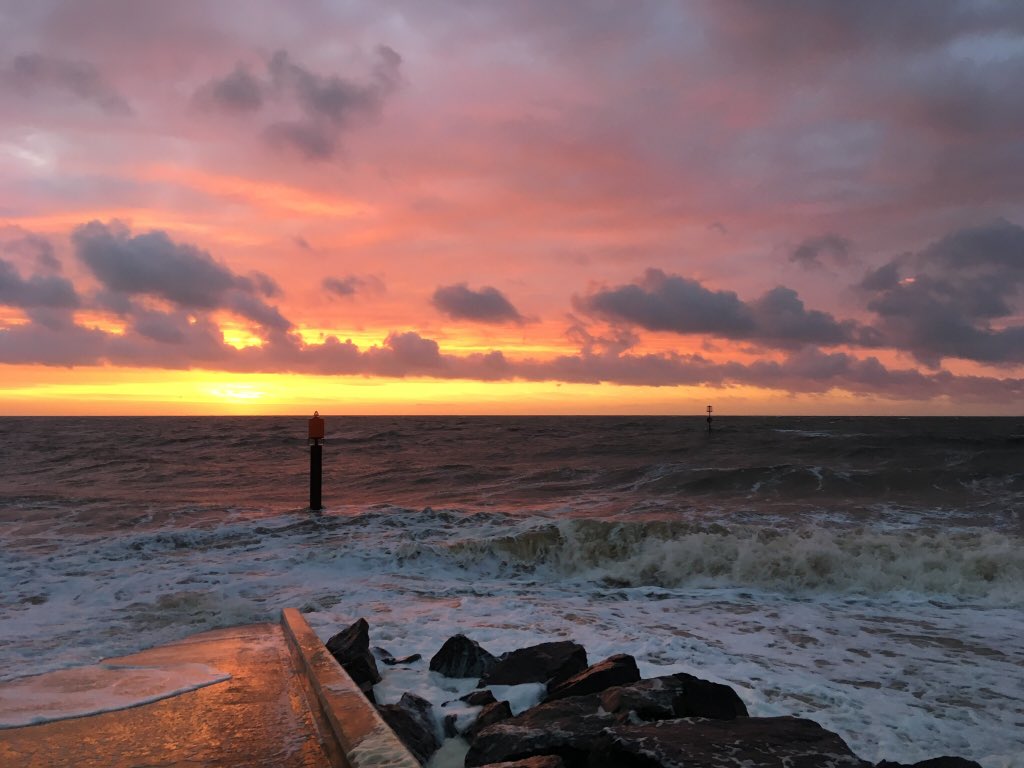 steveksn's tweet image. My life right now. Eat. Run. Eat. Run. Eat. Run. Day 592 of running and the problem of being on holiday is I appear to be eating more than I’m running. Beautiful here in Norfolk and Suffolk. #ukrunchat #runningproblems