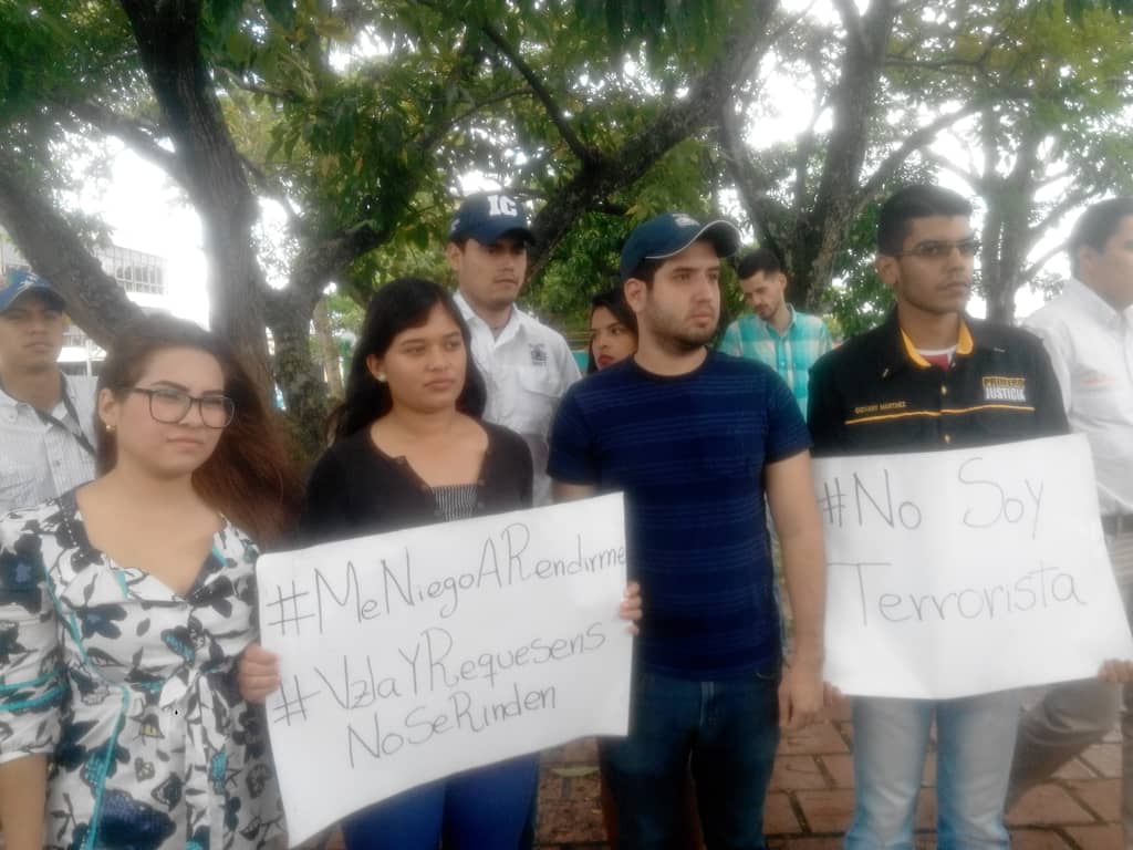 ReporTachirense's tweet photo. En #Táchira jóvenes se hacen solidarios con el Diputado @JuanRequesens y su familia https://t.co/l8pyZQNAlH