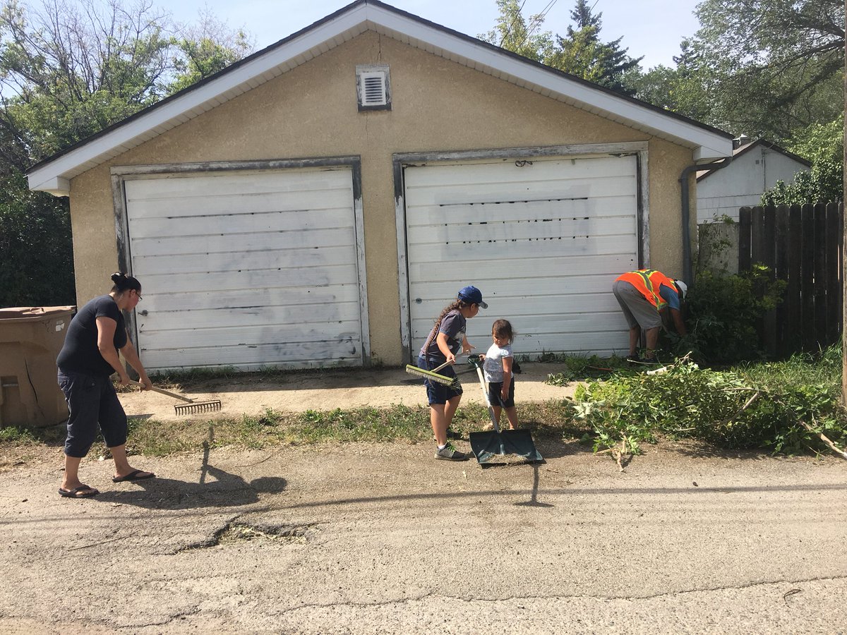 ReginapoliceCEU's tweet photo. @nccaregina and @ReginapoliceCEU definitely worked up a sweat today cleaning up the community. We even got some help from 2 little helpers! #renewproject @reginapolice https://t.co/WonlRIEDC0