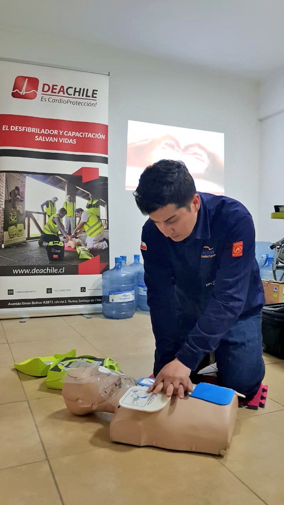 DEACHILE's tweet photo. Capacitación Reanimación Cardio-Pulmonar y Uso del Desfibrilador Parque Fotovoltaico Santiago Solar @ElecnorChile https://t.co/YenLH4UsxG